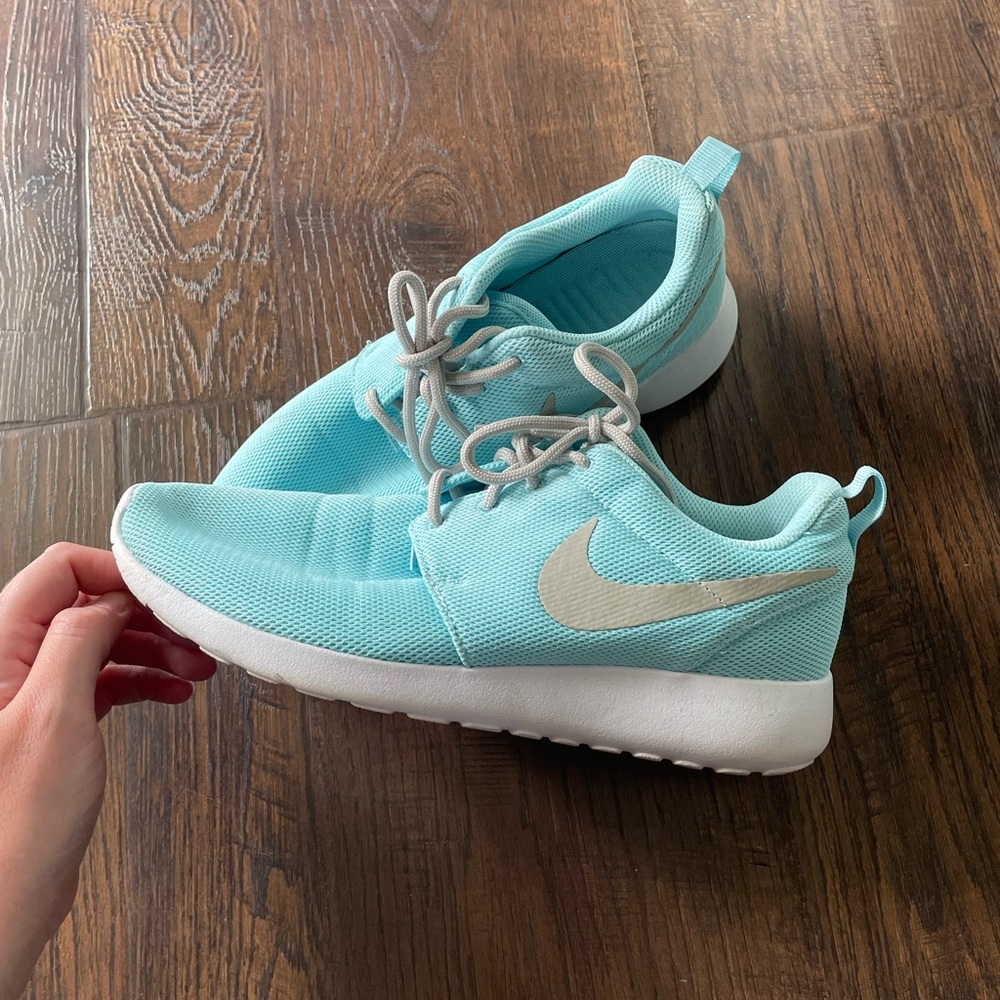 NIKE WOMENS ROSHE